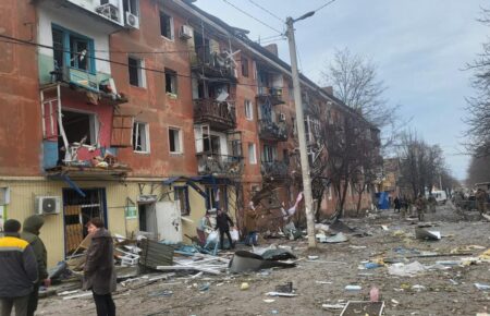 Окупанти вдарили по Кураховому: поранені 16 людей, є руйнування (ФОТО)
