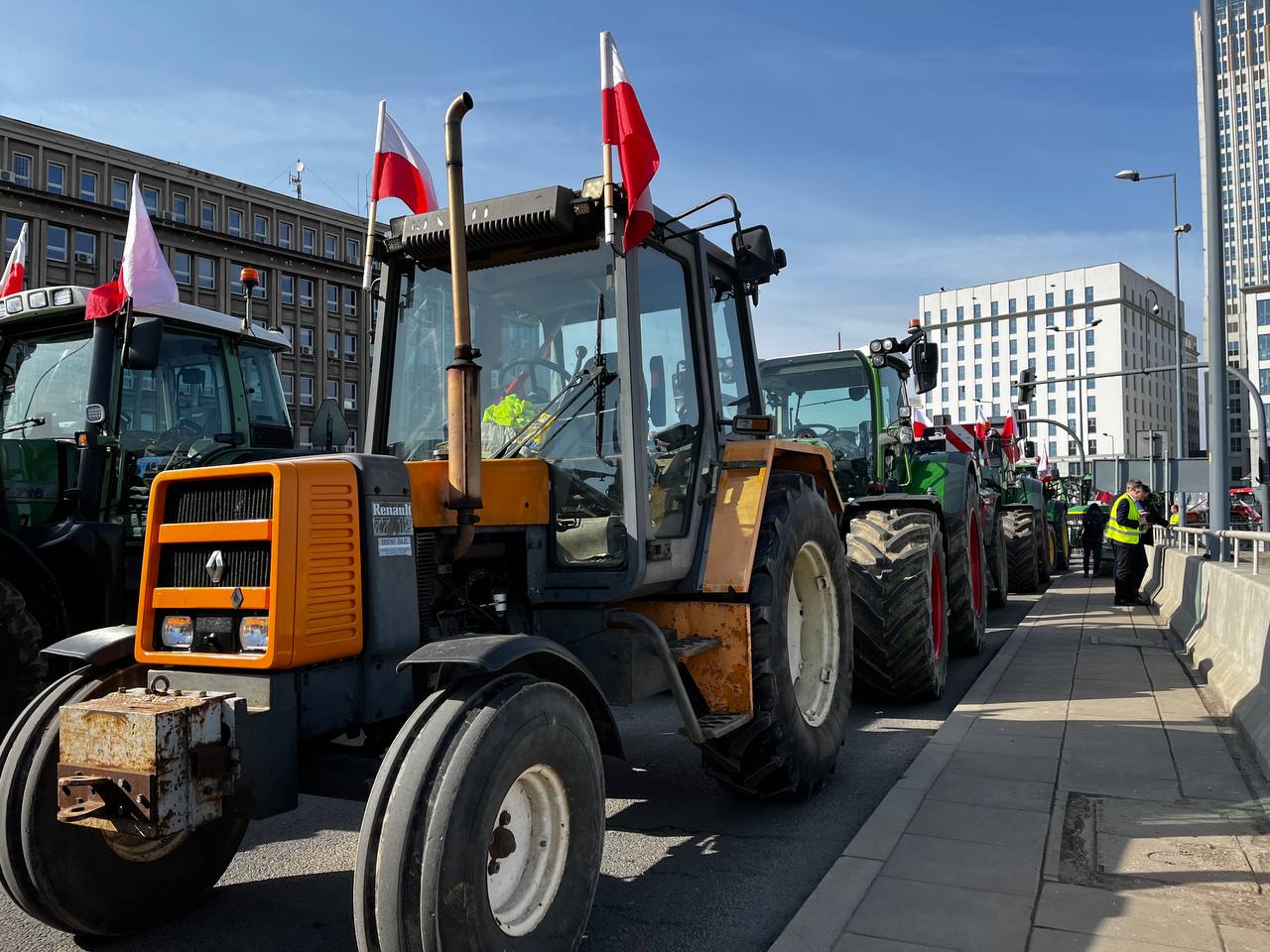 Чергові протести у Польщі: фермери перекрили рух у містах (ФОТО)