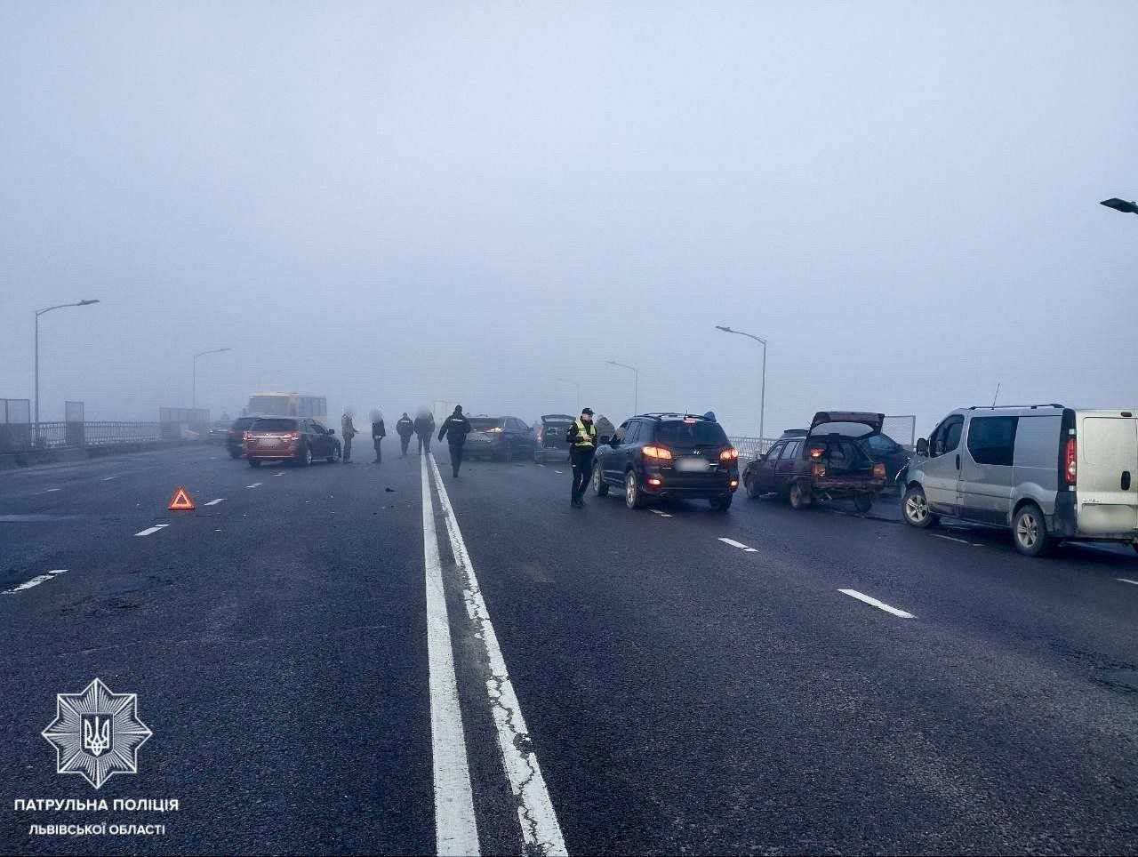 У Львові на мосту трапилась масштабна ДТП за участю 25 авто