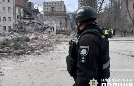 Ракетна атака на Київ: уламки впали у декількох районах, є постраждалі