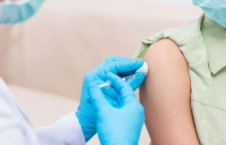 Ідеться про сезонну вакцинацію, особливо проти грипу — у МОЗ розповіли про щеплення в аптеках