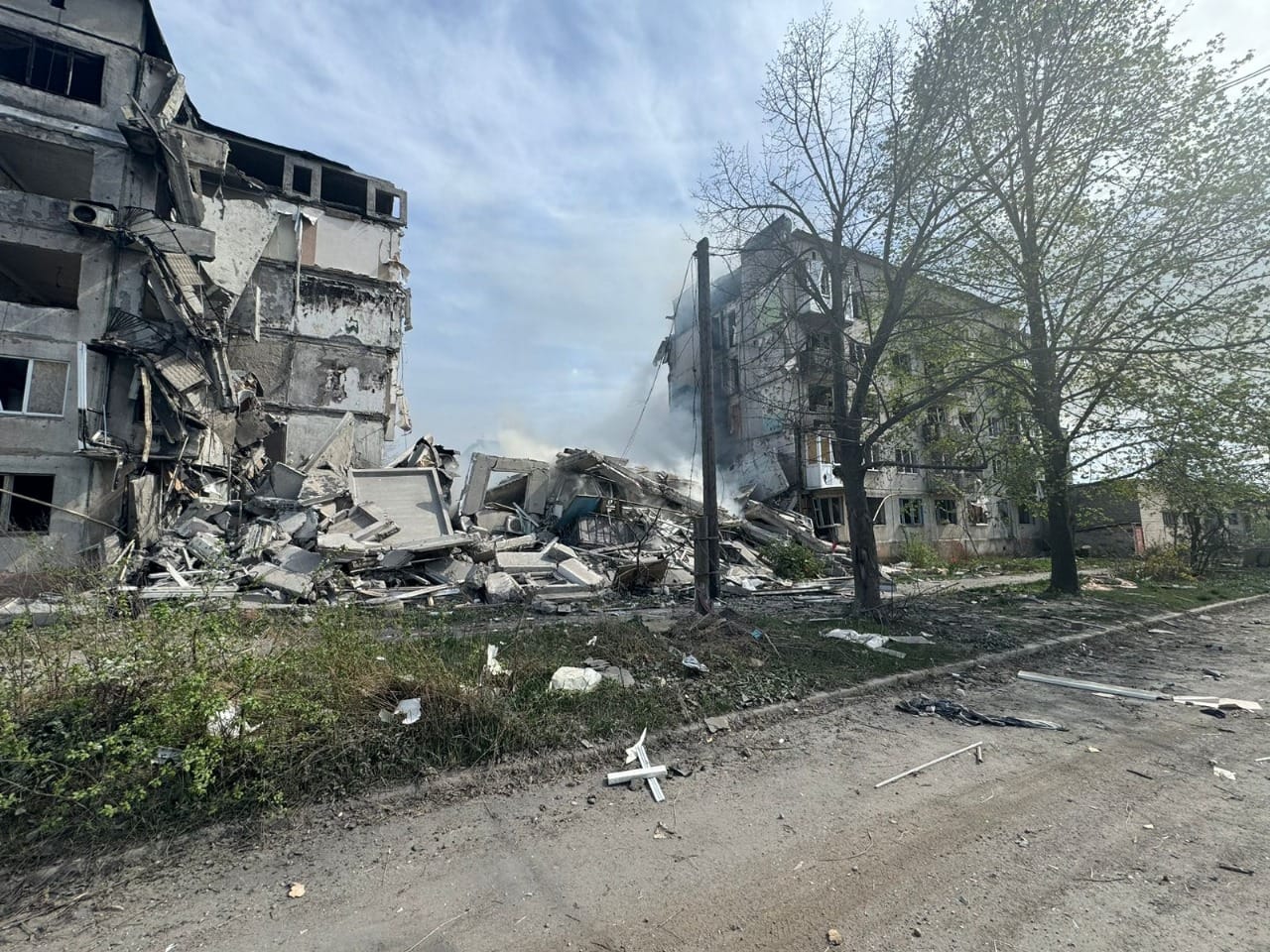 Окупанти вбили трьох мешканців Донеччини, під завалами можуть залишатися люди