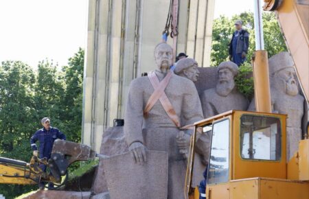 У Києві під колишньою Аркою дружби демонтують памʼятник на честь Переяславської ради