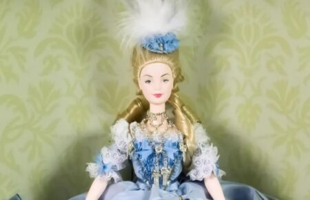 У Британії рідкісну колекцію ляльок Барбі продали на аукціоні за майже $3 тисячі