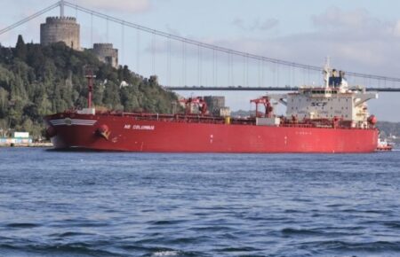 Росія перейменувала деякі нафтові танкери, які потрапили під санкції США — Bloomberg