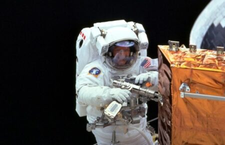NASA показало кадри, як астронавти ремонтують телескоп «Хаббл» у відкритому космосі