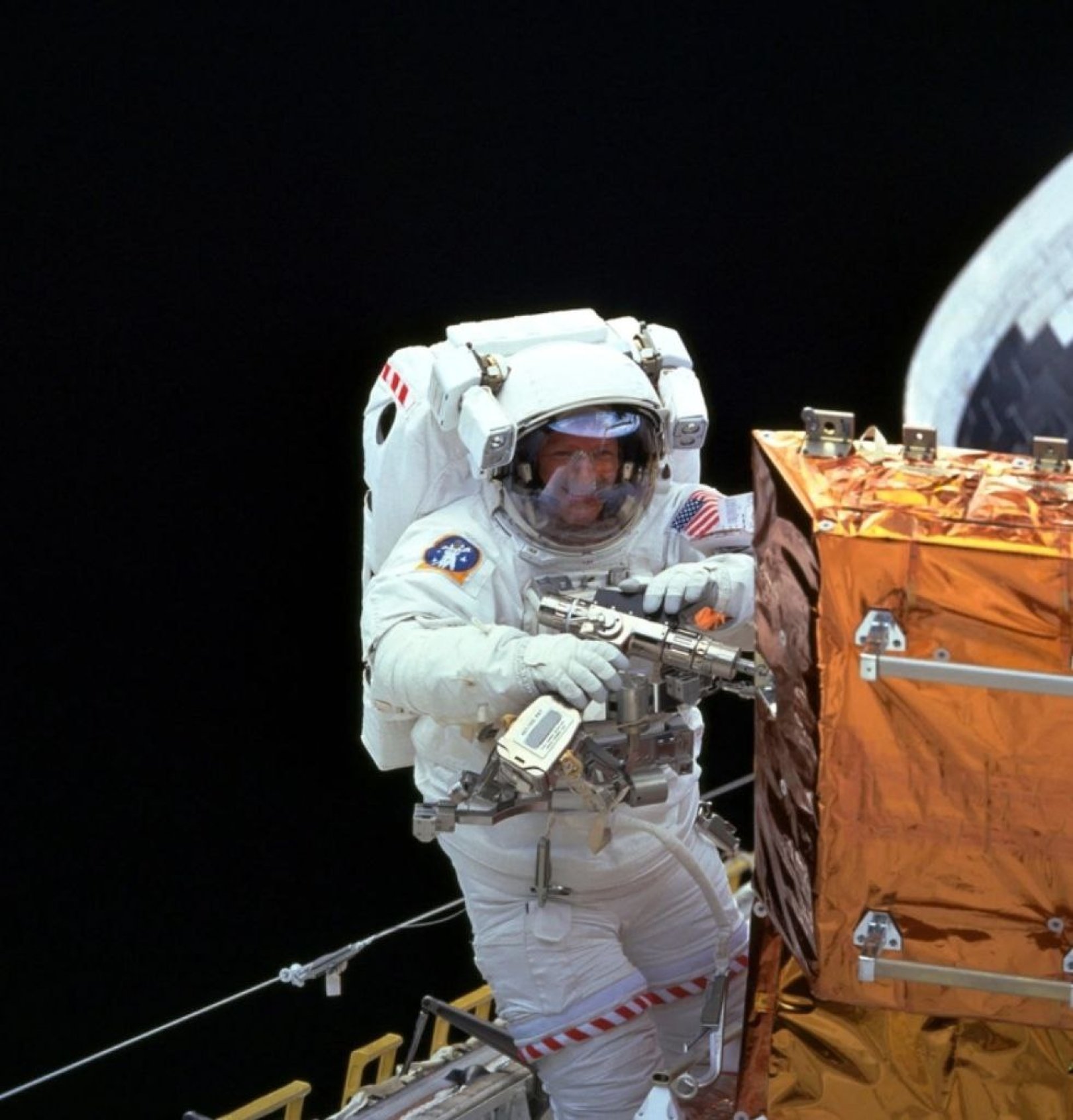 NASA показало кадри, як астронавти ремонтують телескоп «Хаббл» у відкритому космосі
