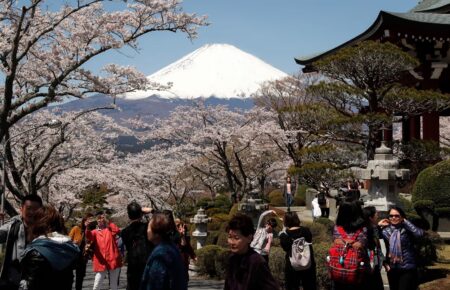 У Японії популярний вид на гору Фудзі закриють через надмірний наплив туристів