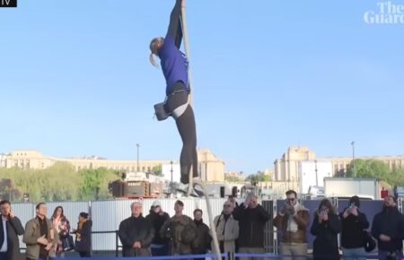 Жінка на канаті за рекордний час піднялася на Ейфелеву вежу