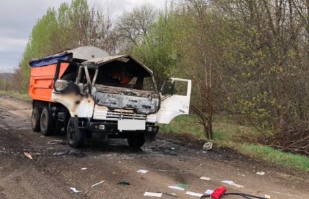 На Сумщині ворог скинув з безпілотника вибухівку на вантажівку — водій загинув