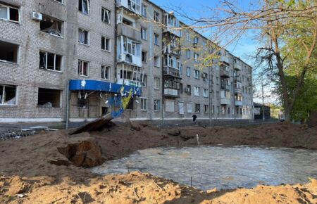Росіяни вдарили ракетою по центру Слов’янська, пошкоджені багатоповерхівки
