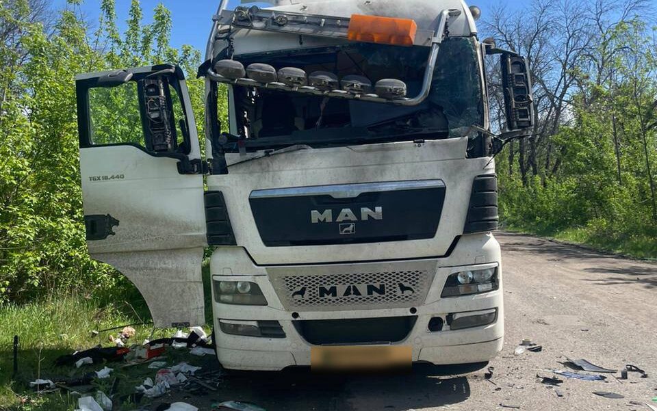 На Харківщині російський дрон атакував вантажівку