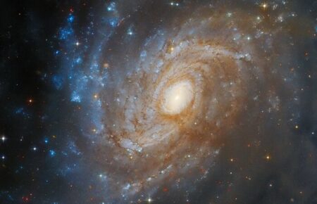 Телескоп «Хаббл» побачив спіральну галактику, приховану в темній хмарі