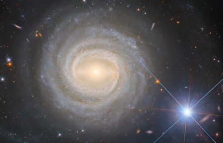 Телескоп «Хаббл» поєднав на фото далеку до Землі галактику й близьку до неї зірку