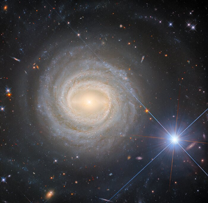 Телескоп «Хаббл» поєднав на фото далеку до Землі галактику й близьку до неї зірку