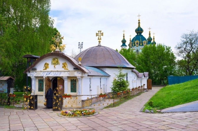 У Києві Національний музей історії збирає кошти для демонтажу «церкви-мафу»