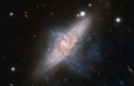 Телескоп «Хаббл» поділився архівним фото з імітацією космічного зіткнення галактик