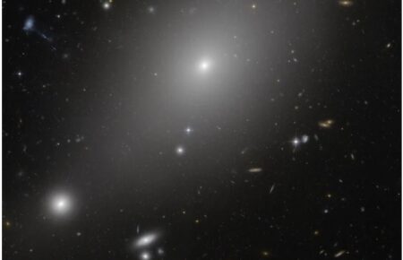«Хаббл» демонструє величезну еліптичну галактику протяжністю в мільйон світлових років