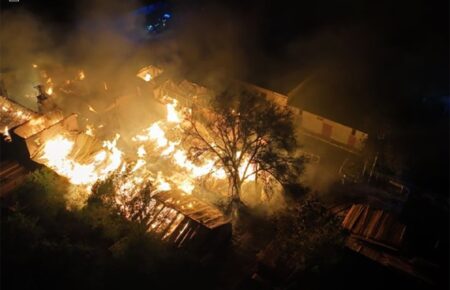 У Миколаєві рятувальники з ночі гасять пожежу на деревообробному підприємстві