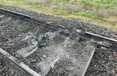 Росіяни обстріляли вокзал у Херсоні: є обмеження у русі поїзда на Київ