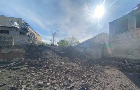 Армія РФ скинула дві авіабомби на подвір'я школи у Бериславі