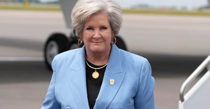 Тәжік әйелінің түкті аяқтарының суреті