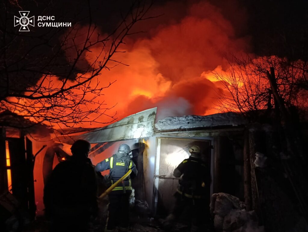 Наслідки російської атаки на Сумщину, видно пожежі у приватному секторі та рятувальників
