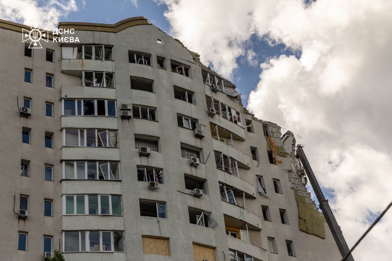 У Києві завершили аварійно-рятувальні роботи на місці влучання у 16-поверховий житловий будинок у Дарницькому районі